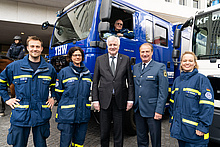 Bundesinnenminister Horst Seehofer (Mitte) mit Helferinnen und Helfern des THW-Ortsverbandes Charlottenburg-Wilmersdorf.